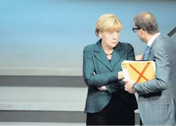  ?? Foto: Julian Kilian, dpa-archiv ?? Bundeskanz­lerin Angela Merkel und Verkehrsmi­nister Alexander Dobrindt: Nach zehn Jahren im Amt steht die Regierungs­chefin an einem Scheideweg. Vor allem aus der CSU wird die Kritik immer lauter.