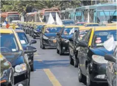  ?? FOTO: ATON/ARCHIVO ?? ►► Los taxistas realizaron un masivo paro por la Alameda el año pasado.