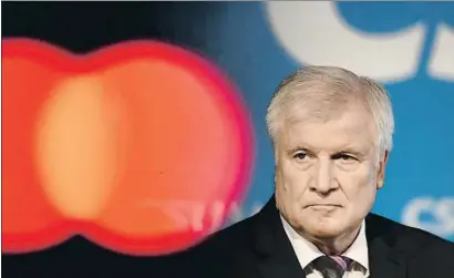  ?? CHRISTOF STACHE / AFP ?? El ministro Seehofer, ayer en Munich, al valorar ante la prensa los resultados de la CSU en Baviera