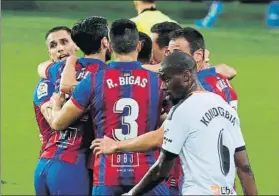  ?? FOTO: EFE ?? Los jugadores del Eibar, celebrando el autogol de Kondogbia, definitivo a la postre