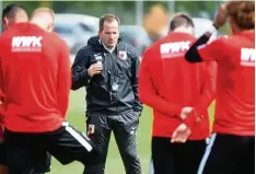  ?? Foto: Ulrich Wagner ?? Nicht alle Profis des FC Augsburg werden die Reise nach England antreten. Trainer Manuel Baum hat fünf Spieler aus dem Kader gestrichen.