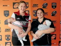  ?? PHOTOSPORT ?? North Harbour’s Becky Wood, left, and Waikato’s Sosoli Talawadua have their recently born babies for company at the launch of the provincial rugby season yesterday.