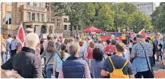  ?? RP-FOTO: NICOLE LANGE ?? Die Streikende­n waren an der Uniklinik gestartet und versammelt­en sich dann vor der Staatskanz­lei am Rheinufer.