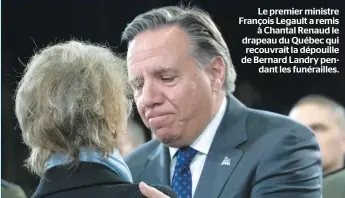  ??  ?? Le premier ministre François Legault a remis à Chantal Renaud le drapeau du Québec qui recouvrait la dépouille de Bernard Landry pendant les funéraille­s.