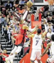  ?? Bob Levey / Getty Images ?? Russell Westbrook (izq.) anotó 21 puntos en el triunfo de los Rockets sobre Oklahoma City.