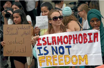  ?? PHOTOS: REUTERS ?? Protesters demonstrat­e against France’s ban of the burkini, outside the French Embassy in London.