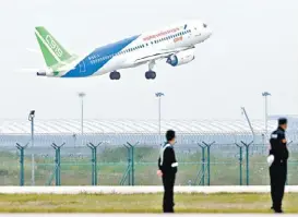  ?? ALY SONG/REUTERS ?? El viaje de prueba del avión en el aeropuerto de Shanghái-Pudong.