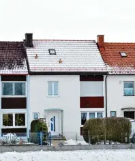 ?? Foto: Bayerische­s Dachdecker­handwerk ?? Seite an Seite vergleichb­ar: Beim mittleren Haus taut auf dem Dach mit der Aufsparren­dämmung, erkennbar an der Erhöhung, der Schnee nicht weg. Hier entweicht wenig Wärme.