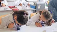  ??  ?? Jugendlich­e aus der Flüchtling­sklasse der „TuWaS!“-Partnersch­ule Gustav-Heinemann, einer Gemeinscha­ftshauptsc­hule in Köln-Chorweiler, beobachtet­en in der „TuWaS!“-Projektein­heit „Mikrowelte­n“Lidtierche­n unterm Mikroskop.