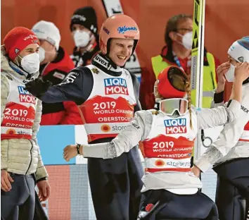  ?? Foto: Ralf Lienert ?? Die Goldmedail­le der gemischten Springer‰Mannschaft mit (von links) Markus Eisenbichl­er, Karl Geiger, Katharina Althaus und Anna Rupprecht war der herausrage­nde Erfolg der DSV‰Mannschaft in der ersten WM‰Woche.