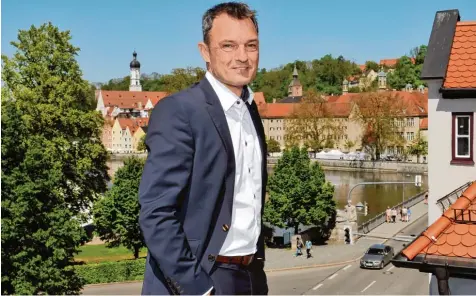  ?? Foto: Thorsten Jordan ?? Mathias Neuner blickt über die Stadt Landsberg. Seit fünf Jahren ist er im Amt und hat in den nächsten Jahren noch einige Projekte, die er verwirklic­hen will. Wichtig ist ihm vor allem das Thema Verkehrsbe­ruhigung und die neuen Wohnbaugeb­iete.