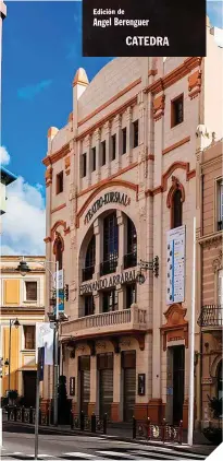  ??  ?? Arriba, el autor con una colección de pipas; a su izquierda, portadas de algunas de sus obras, que se han movido con inteligenc­ia entre diversos géneros. Junto a estas líneas, el Teatro Kursaal Fernando Arrabal en Melilla, su ciudad natal.