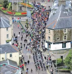  ?? Picture: ArgylllUAV­s ?? A bird’s eye view of the parade leaving Argyll Square.