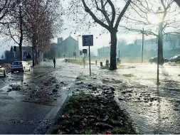  ??  ?? L’emergenza La strada allagata nel punto di rottura della condotta