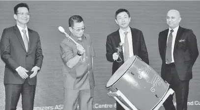  ?? — Gambar Bernama ?? SIMBOLIK: Muhammad Jailani (dua kiri) dan Lee Hyuk (dua kanan) memukul gong sebagai simbolik perasmian Pembukaan AseanKorea Tourism Capacity Building Workshop 2018 semalam.