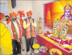  ??  ?? Former chief minister Devendra Fadnavis (extreme right) and other BJP leaders offer prayers at the party office at Nariman Point on Wednesday.