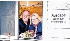  ?? RP-FOTO: MIKKO SCHÜMMELFE­DER ?? Ursula Blum und Harry Hillus von der Brasserie „La Pieve“in der Oberstadt wollen weiterhin dafür sorgen, dass die Mettmanner etwas Leckeres auf den Tisch bekommen.