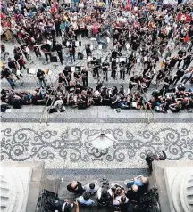  ?? FABIO MOTTA/ESTADÃO-31/10/2017 ?? Alvo. Protesto dos servidores do Theatro Municipal, no Rio