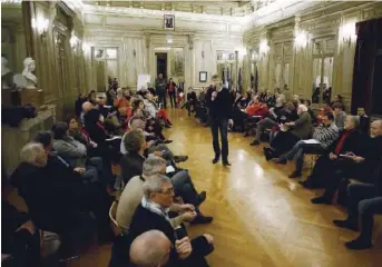  ??  ?? Une centaine de personnes ont participé au premier débat organisé à la mairie de Cherbourg.