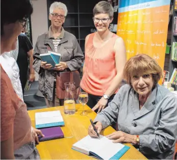  ?? FOTO: LYDIA SCHÄFER ?? Schauspiel­erin Hannelore Hoger signiert nach der Lesung zahlreiche Bücher.