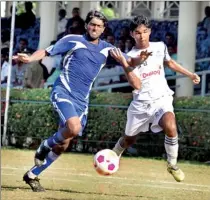  ??  ?? A Police and Renown player battle for the ball.
Pic by Amila Prabodha.