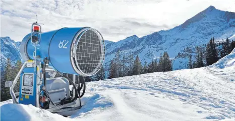  ?? FOTO: FRANK HÖRMANN/IMAGO ?? Ohne energieint­ensive Schneekano­nen, wie hier in Garmisch, geht im Winterspor­t oftmals wenig.