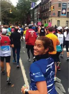  ??  ?? Junto a estas
líneas, en la maratón de Nueva York, en plena luna
de miel. Abajo, en la Carrera de la Mujer, que Silvia
corre siempre.