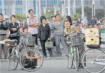  ?? AP ?? Miradas. La proyección de una película une a ciudadanos en una plaza de Pyongyang.