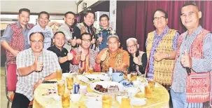  ??  ?? ERAT PERPADUAN: Jamit (duduk tengah), Chambai (berdiri, lima kiri) serta hadirin menunjukka­n semangat perpaduan pada Majlis Pra-Gawai Dayak Sibu 2018, malam kelmarin.