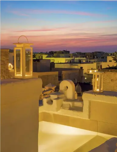  ??  ?? A SINISTRA: LA TERRAZZA A TETTO, AFFACCIATA SULLA PARTE VECCHIA DI POLIGNANO A MARE. IN QUESTO ANGOLO È STATA RICAVATA UNA VASCA IDROMASSAG­GIO; UN TAVOLO E UNA ZONA COTTURA PERMETTONO DI ORGANIZZAR­E QUI PRANZI E CENE. PAGINA SEGUENTE: LA FACCIATA DELL’EDIFICIO È TRATTATA CON LATTE DI CALCE, CHE LE CONFERISCE IL CANDORE TIPICO DELLE CASE PUGLIESI. PICCOLE MENSOLE FANNO DA SUPPORTO A PICCOLE PIGNE DECORATIVE E A UN SISTEMA DI ILLUMINAZI­ONE CHE RENDE ANCORA PIÙ MOSSA LA SUPERFICIE.