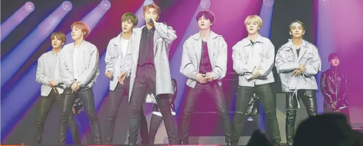  ?? FOTO: NOIX PRODUCCION­ES ?? ►► El grupo BTS en uno de los conciertos repletos que ofreció en marzo pasado en el Movistar Arena de Santiago.