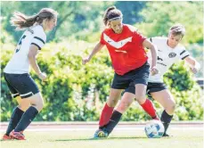  ?? FOTO: FLORIAN WOLF ?? Die SGM-Spielerinn­en Theresa Hug (links) und Tanja Haas (rechts) versuchen Monja Rudhart entscheide­nd zu stören.