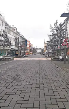  ?? FOTO: LILLI STEGNER ?? Leere Hindenburg­straße in Corona-Zeiten: Die Händler versuchen trotzdem für ihre Kunden da zu sein.