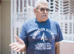  ??  ?? Héctor Acevedo, residente de Villa Fontana, en Carolina, duda que el racionamie­nto de agua dure 24 horas.