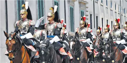  ??  ?? Die Ehrengarde des italienisc­hen Präsidente­n begrüßte die neue Regierung vor ihrer Angelobung.