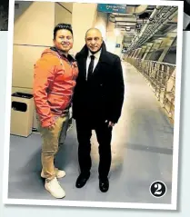  ??  ?? 2. El compatriot­a junto a Roberto Carlos en el estadio Bernabéu.