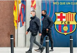  ?? Reuters ?? Police officers walk past the offices of FC Barcelona. —