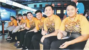  ??  ?? SANDARAN NEGARA: Tun Ameerul (empat kanan) bersama pemain-pemain remaja negara lain sedia memberi saingan pada Kejohanan Tenpin Boling Sekolah-sekolah Asia Ke-18.