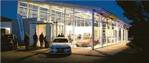  ?? Foto: Peter Rothermel ?? Licht an für das neue Autohaus: Die Firma Reisacher investiert in der Region. Der jüngste Standort für den Autohändle­r ist Günzburg.
