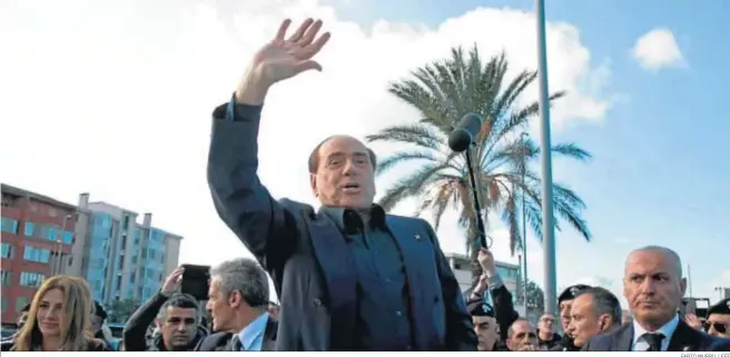 ?? FABIO MURRU / EFE ?? El ex primer ministro italiano Silvio Berlusconi saludando ayer a los vecinos de la localidad transalpin­a de Monserrato después de anunciar su candidatur­a a las elecciones europeas.