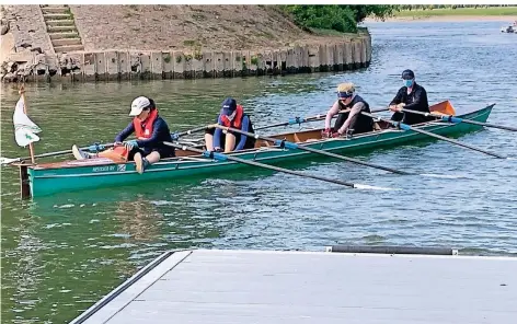  ?? FOTO: NEUSSER RUDERVEREI­N ?? Im Rudern ist jetzt auch wieder ein Training im Mannschaft­sboot erlaubt – aber nur, wenn im Vierer der Platz in der Mitte frei bleibt, so dass einer der Bootsinsas­sen auf den des Steuermann­s (l.) ausweichen muss.