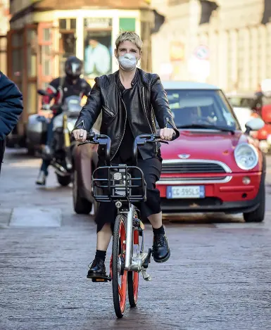  ?? (foto Furlan) ?? Qualità dell’aria In bicicletta e con mascherina antismog: le soluzioni dei milanesi contro l’inquinamen­to