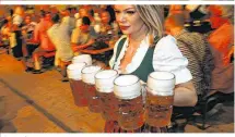  ??  ?? Ein Maß Bier kostet heuer 10,40 Euro, eine Breze 5 Euro