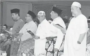  ??  ?? SULTAN Muhammad V mencemar duli menghadiri Program Labuan Berselawat. Turut kelihatan dari kiri Azhar, Bashir, Rozman dan Tengku Adnan.