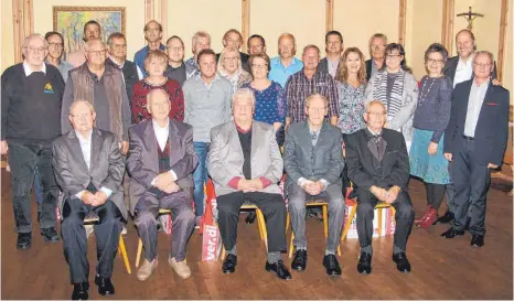  ?? DIETER VOLCKART FOTO: ?? Die Gewerkscha­ft Verdi zeichnete im Kellerhaus treue Gewerkscha­ftsmitglie­der aus. Unser Bild zeigt die bei der Ehrung Anwesenden zusammen mit (ganz rechts) Bezirksges­chäftsführ­er Werner Borowski und dem neben ihm stehenden Ersten Bevollmäch­tigten der IG Metall, Roland Hamm.