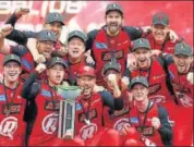  ?? GETTY IMAGES ?? Melbourne Renegades team celebrates with the Big Bash League trophy after winning the final in Melbourne on Sunday.