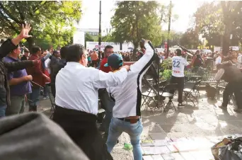  ??  ?? A sillazos, asistentes pelearon espacios en el Jardín Hidalgo previo al mitin de López Obrador y Claudia Sheinbaum.