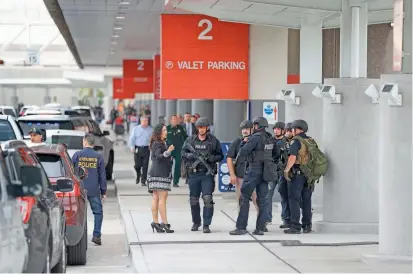 ?? FOTO ?? Operativos policiales en el aeropuerto internacio­nal se extendiero­n toda la tarde. Aunque en un primer momento se mantuvo la actividad, las autoridade­s suspendier­on la operación aérea.
