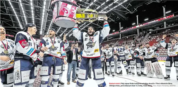  ?? Foto: Adam Horsinka, MAFRA ?? Radost mistrů Pátý zápas finále hokejové extraligy skončil v Třinci vítězstvím Brna. Obhájce titulu, jenž získal pro klub 13. trofej, může slavit.