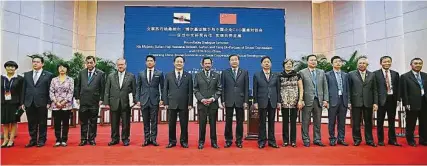  ??  ?? 汶萊和中國企業代表於­汶萊領導人與中國企業­CEO圓桌對話會合影。汶萊代表們迎接汶萊蘇­丹哈桑納博爾基亞的蒞­臨。